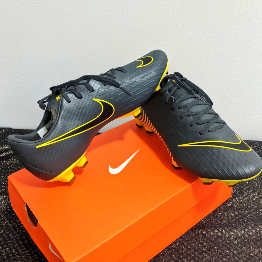 Vapor 12 pro fg Nike Unisex soccer cleats. Men's size 6.5 and women's size 8
